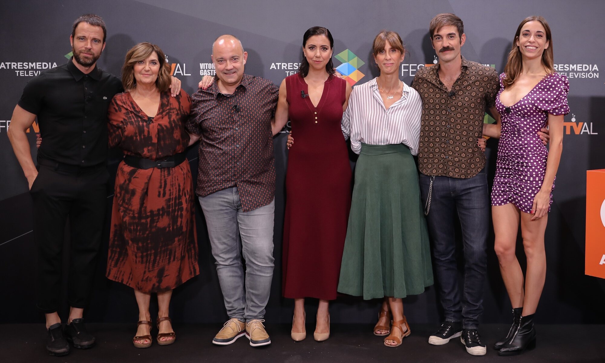 Parte del reparto de 'Amar es para siempre', junto a Montse García y Eduardo Casanova