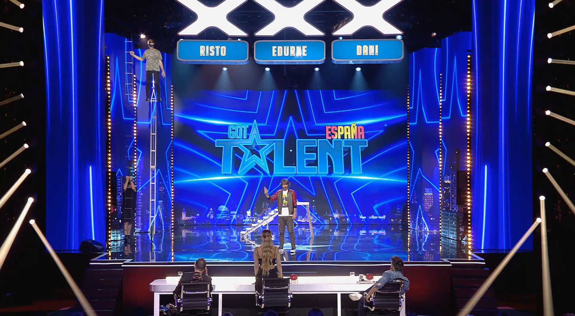 Wesley Williams se sube a un monociclo de siete metros, con los ojos vendados, en 'Got Talent'