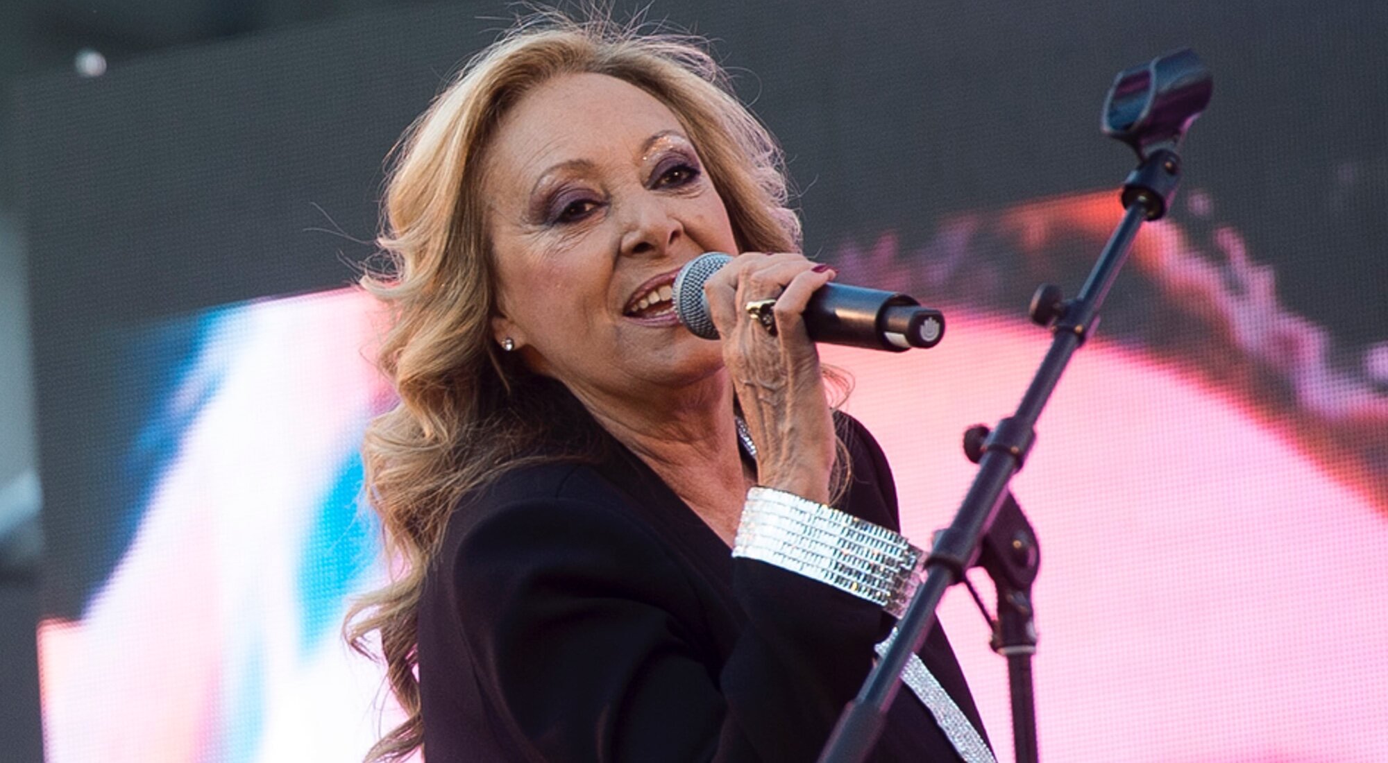 María Mendiola en una actuación de Baccara