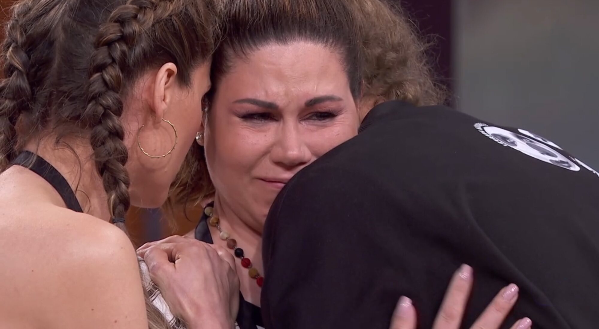 Vanesa Romero y Eduardo Navarrete abrazan a Tamara en 'Masterchef Celebrity'