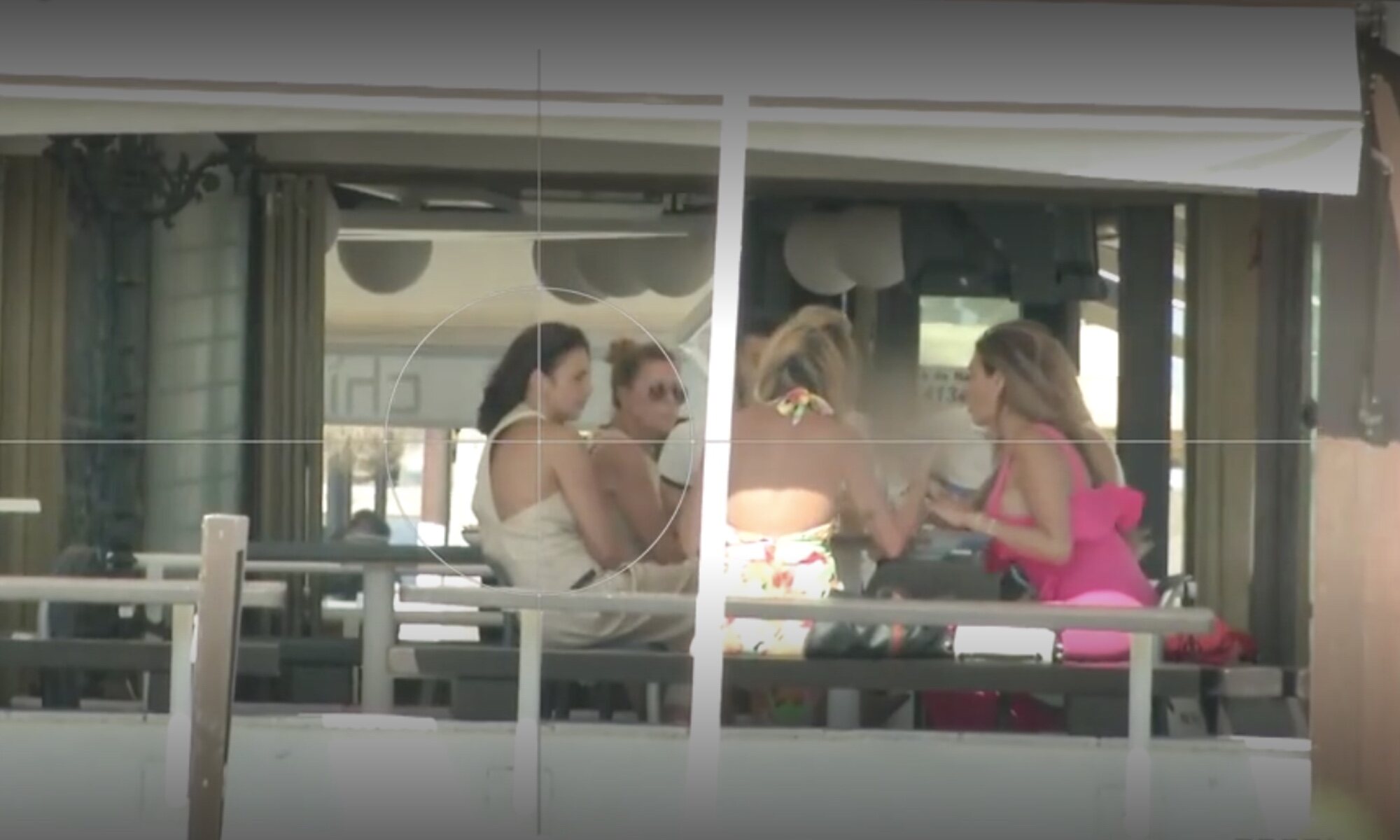 Olga moreno come con unas amigas