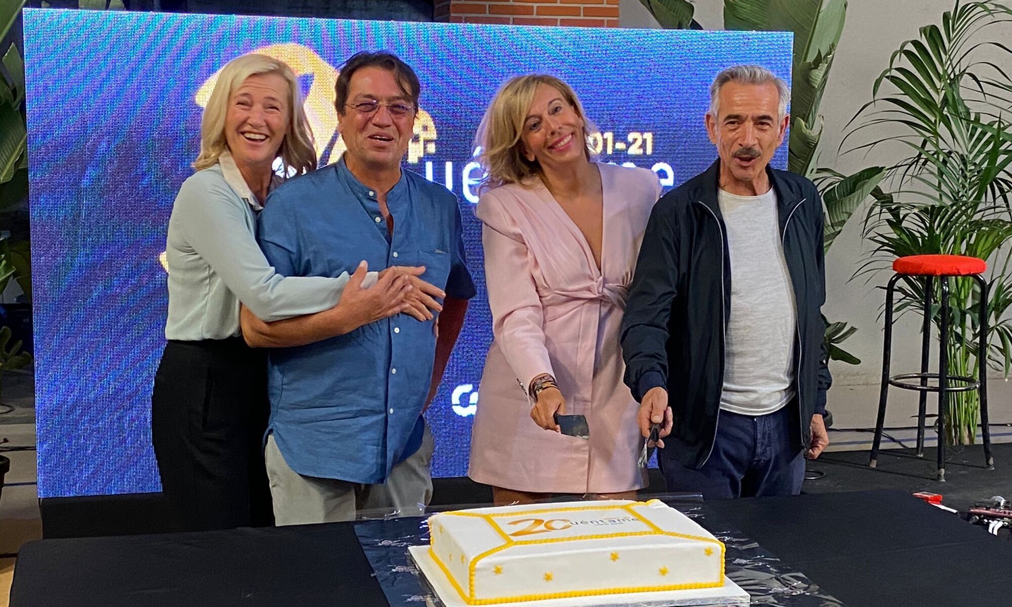 Ana Duato, Miguel Bernardeau (productor), María Eizaguirre (TVE) e Imanol Arias en el 20º aniversario de 'Cuéntame'