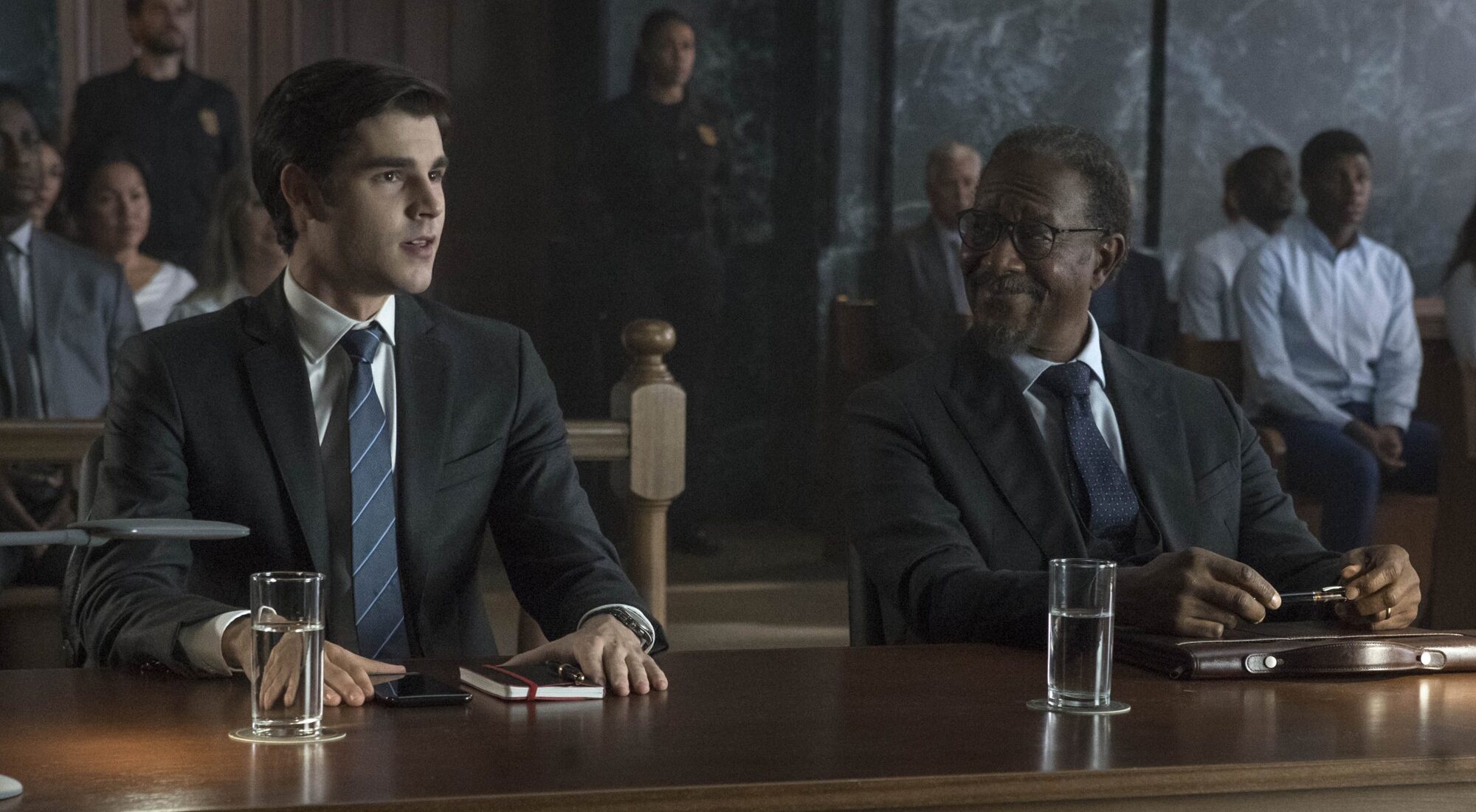 Álvaro Mel y Clarke Peters, como Álex Ventura y Jonas Pierces, en 'La Fortuna'