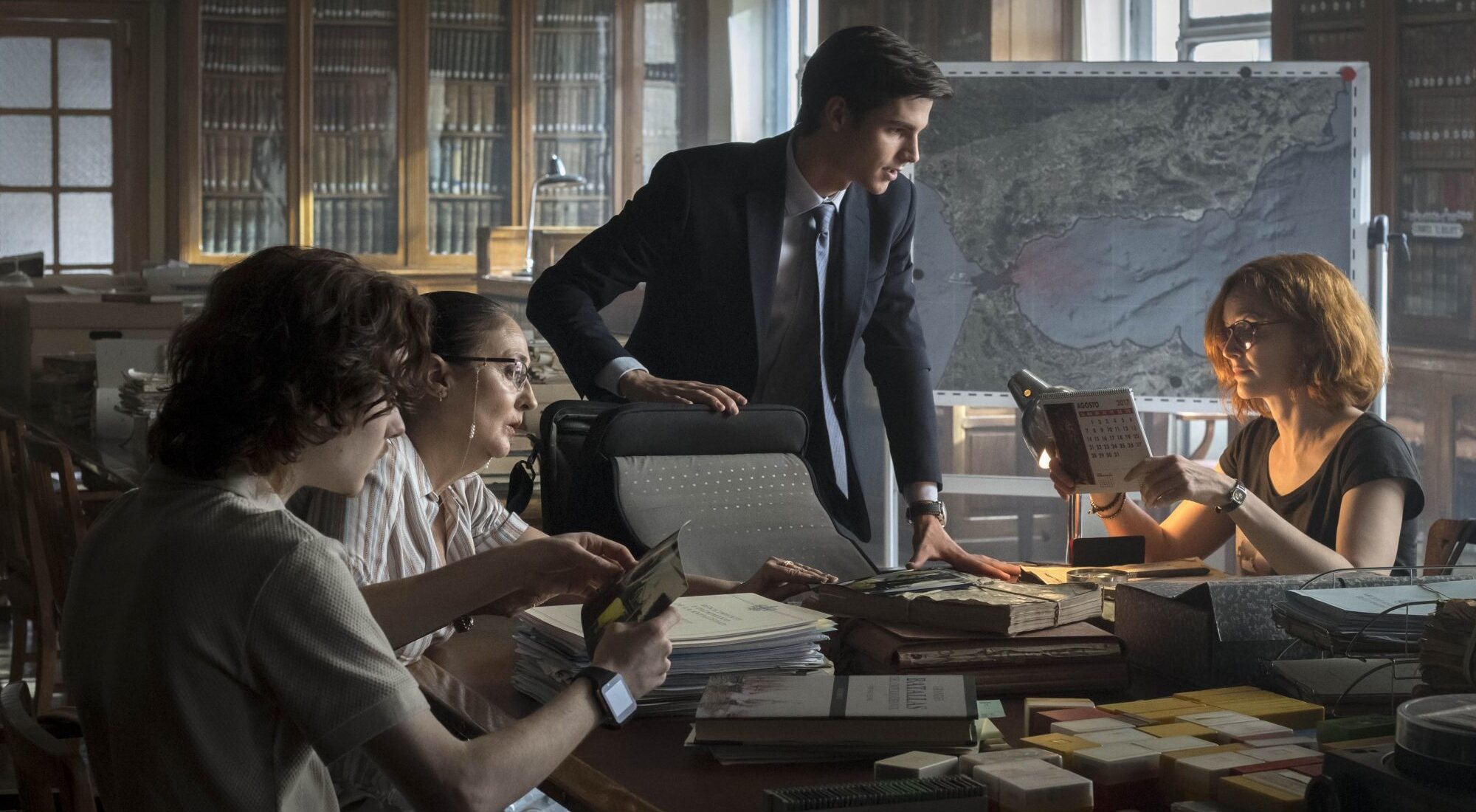 Álex Ventura, Lucía y su equipo de investigación en 'La Fortuna'