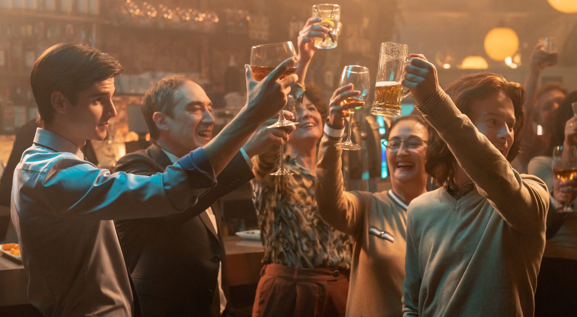 Álex Ventura brinda con algunos de sus compañeros en 'La Fortuna'