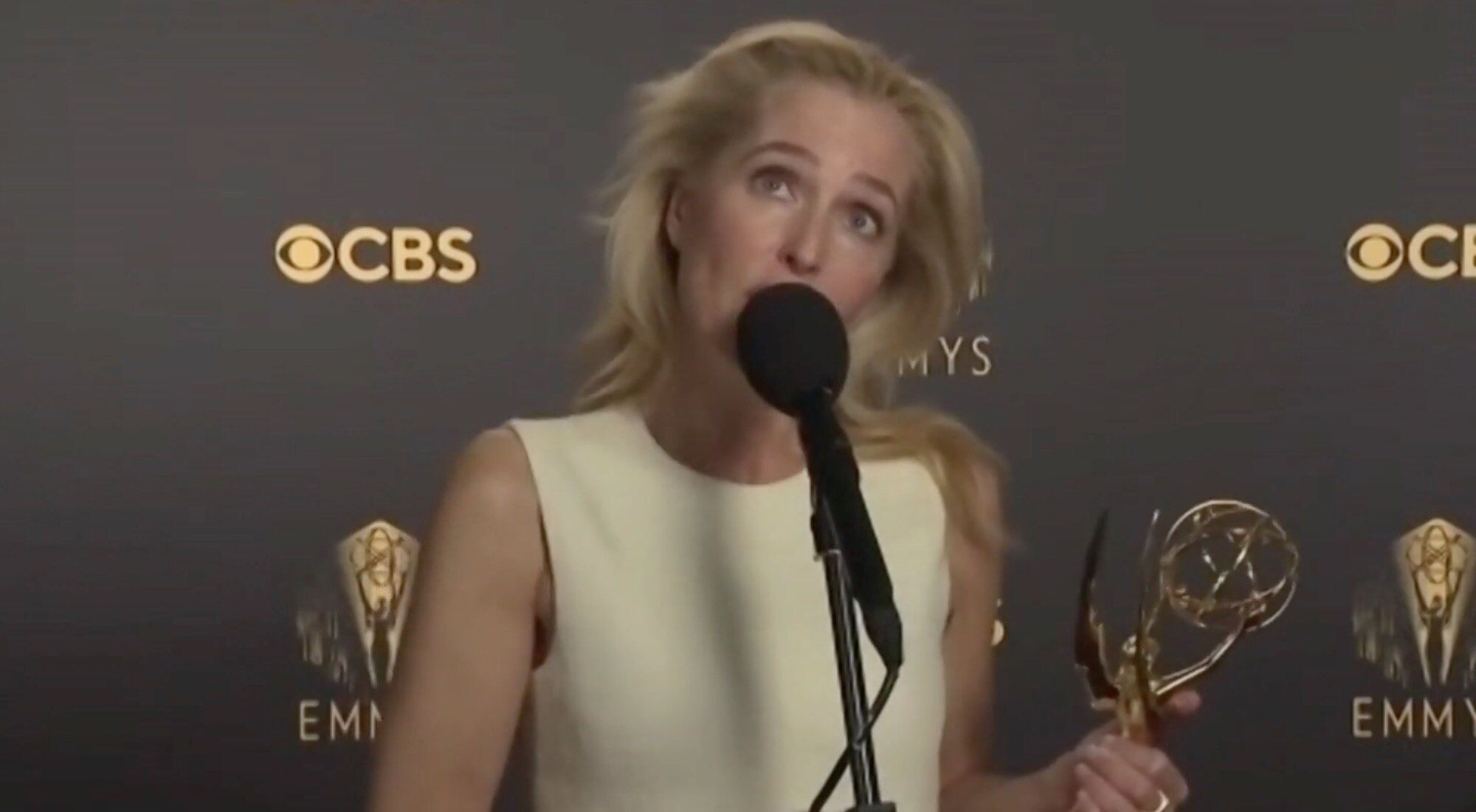 Gillian Anderson, en el backstage de los Emmy 2021