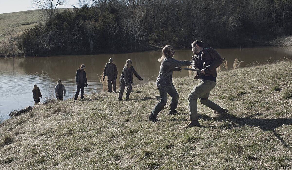 Felix (Nico Tortorella) luchando con caminantes en 'The Walking Dead: World Beyond'