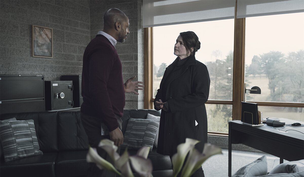 Leo (Joe Holt) y Kublek (Julia Ormond) en 'The Walking Dead: World Beyond'