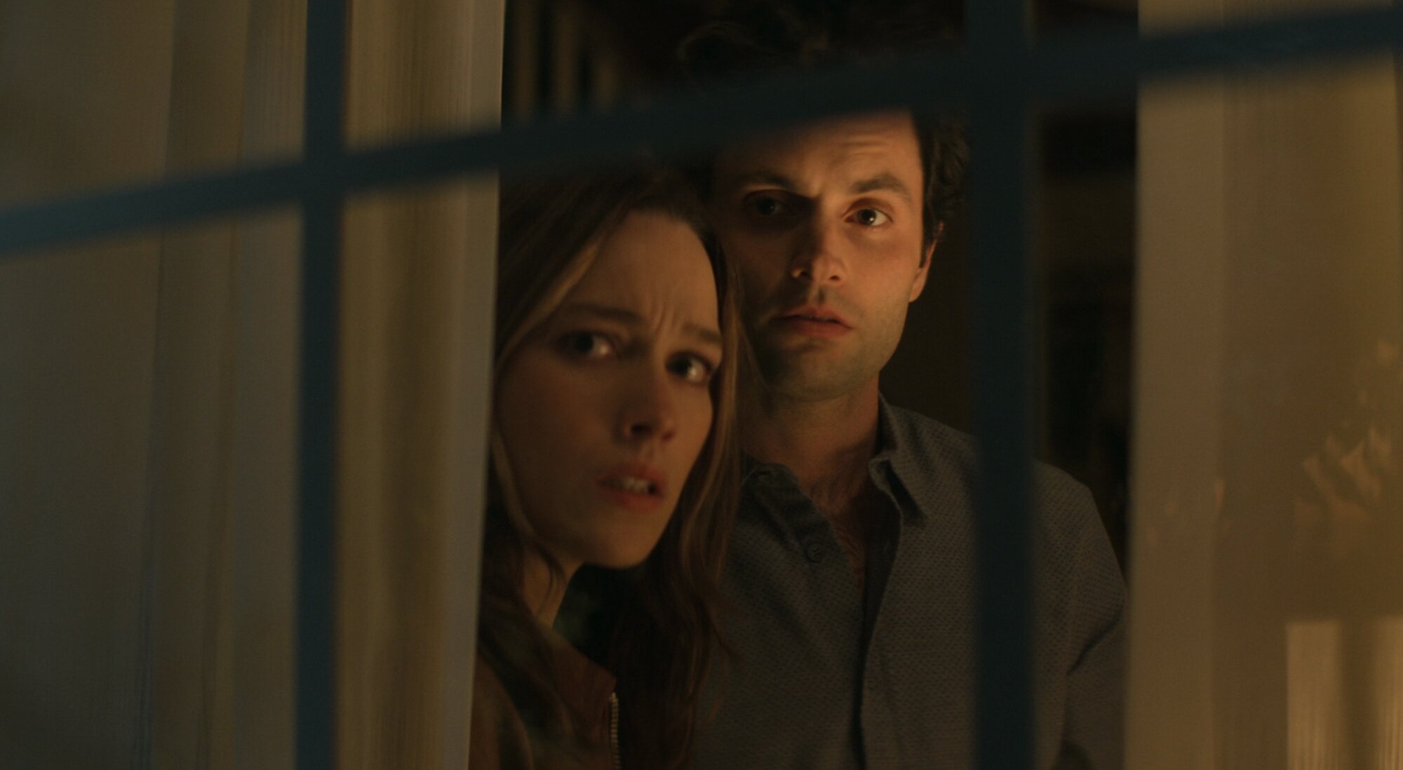 Victoria Pedretti y Penn Badgley en 'You'