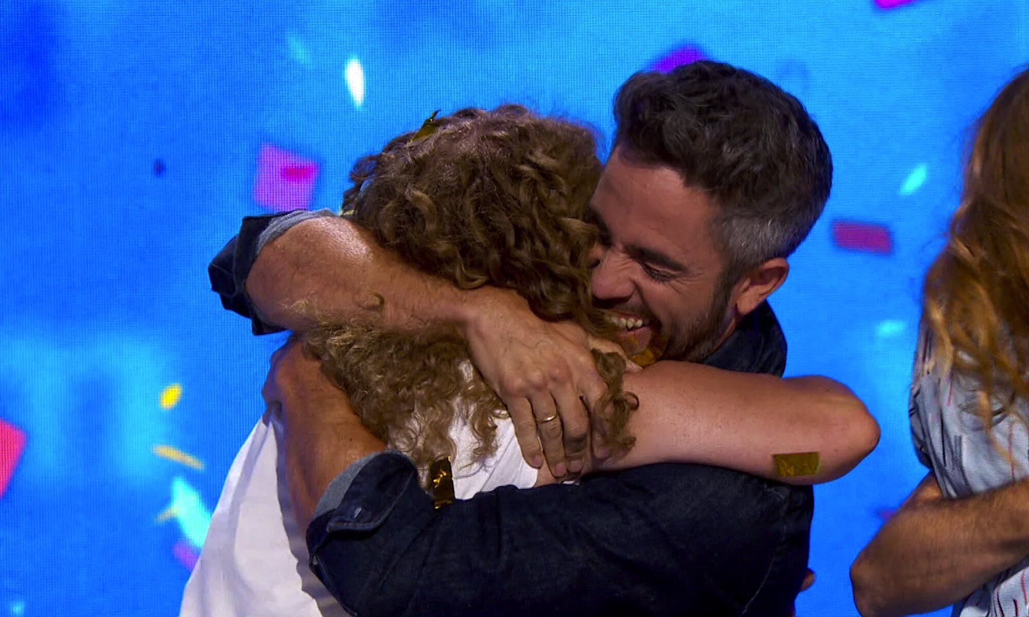 Roberto Leal abraza a Sofía al ganar el bote de 'Pasapalabra'