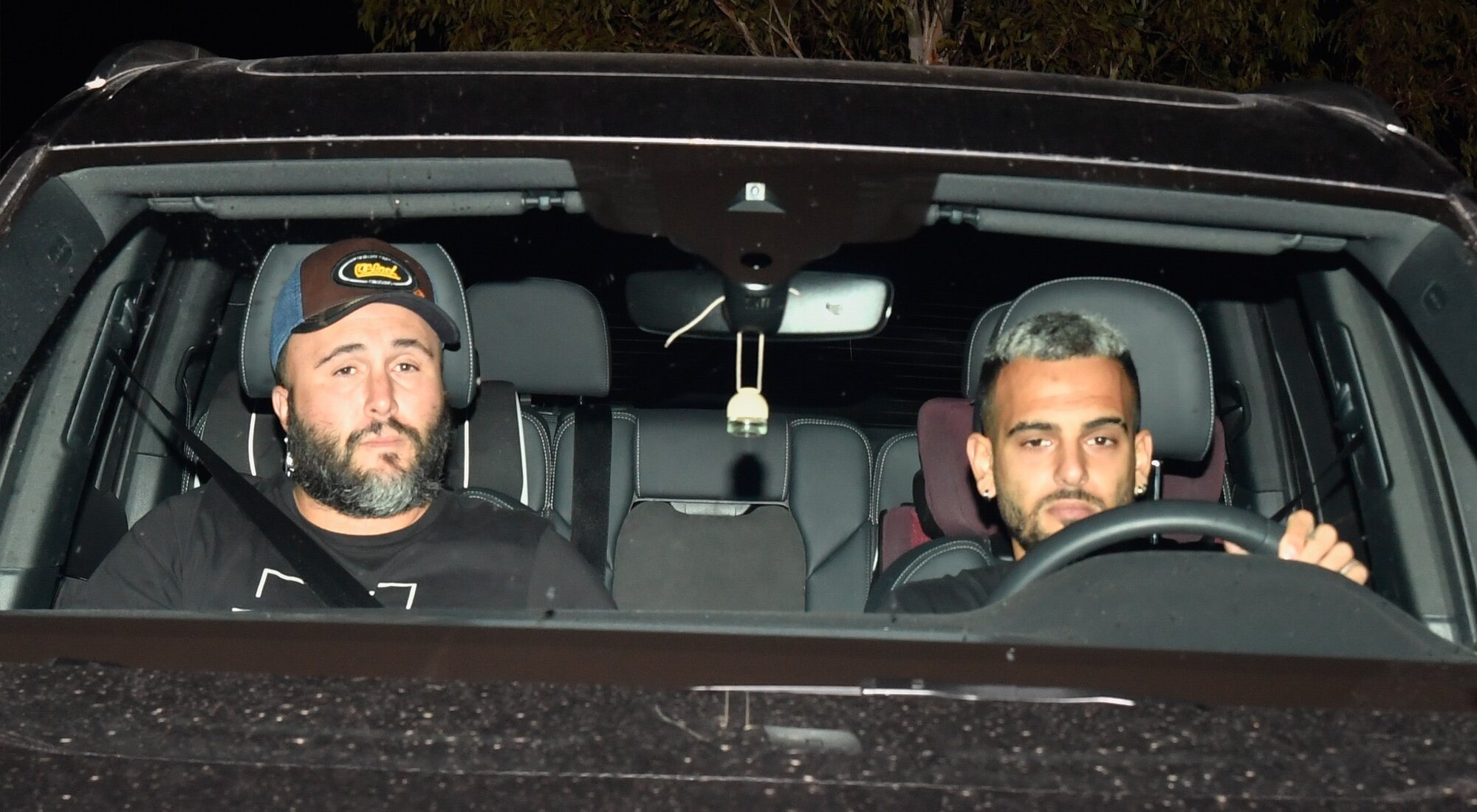 Kiko Rivera junto a Manuel Cortés entrando a Cantora