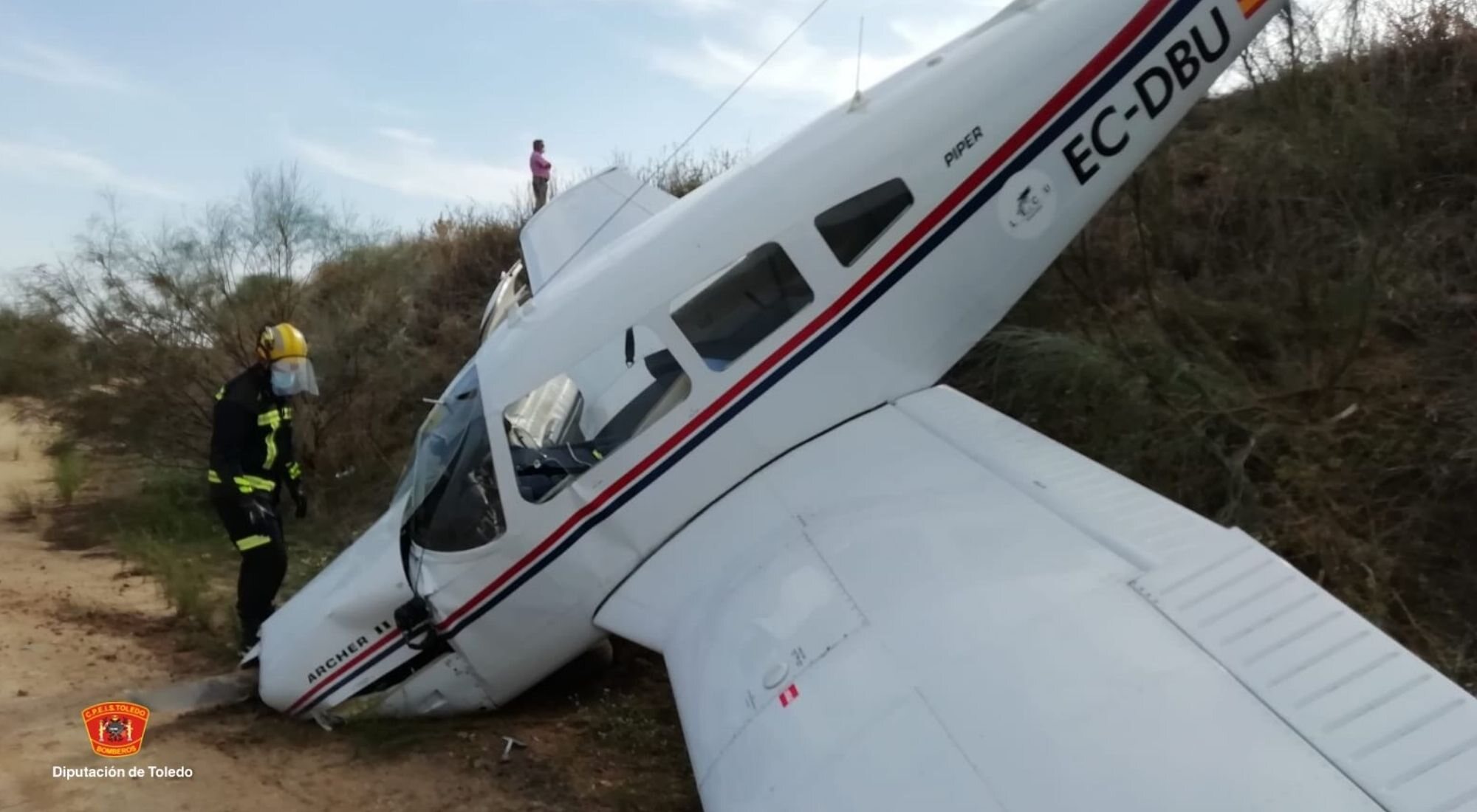 La avioneta en la que viajaban los reporteros tras el accidente