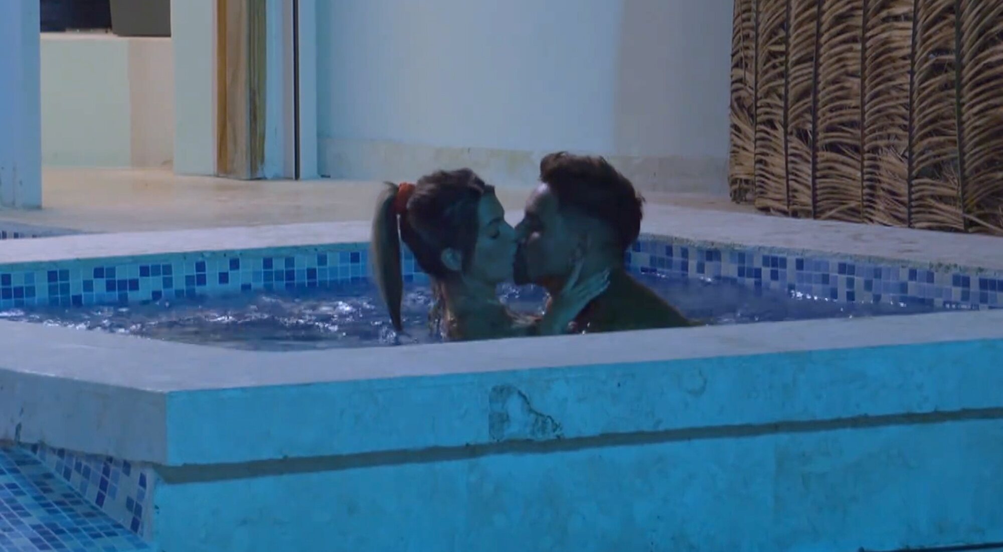 Andrea Gasca y Manu González se "enrollan" en el jacuzzi de 'La última tentación'