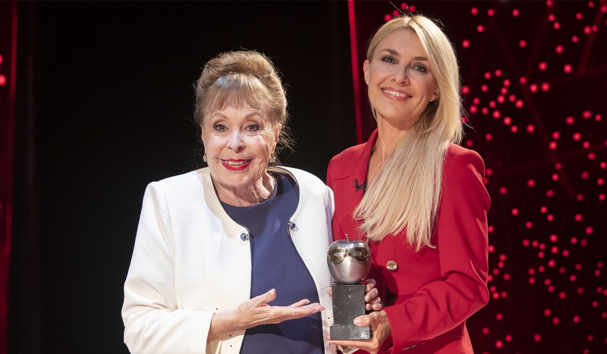 Gemma Cuervo y Cayetana Guillén Cuervo sujetan el Premio Max en &#39;Atención obras&#39;