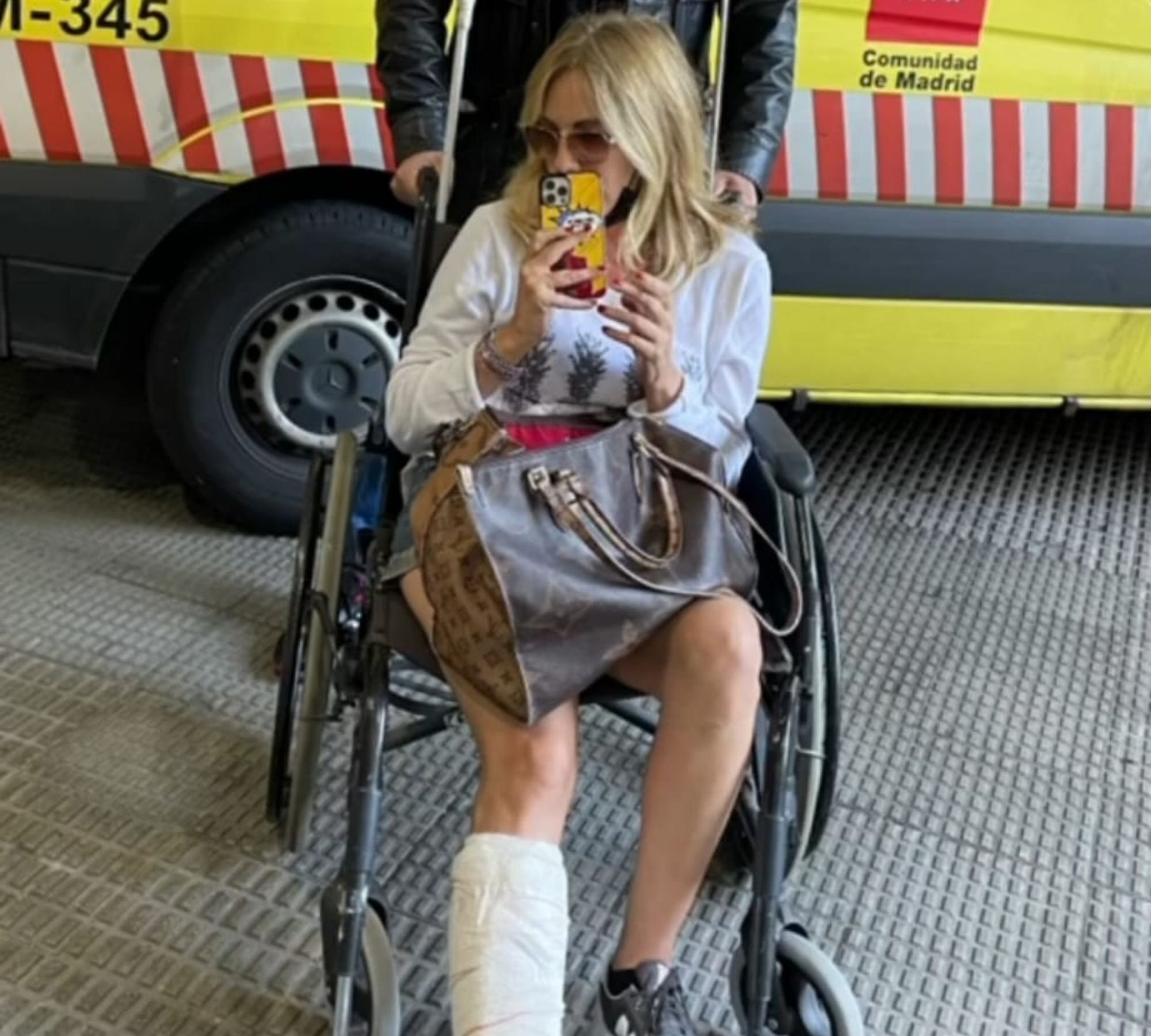 Belén Rodríguez con la pierna escayolada