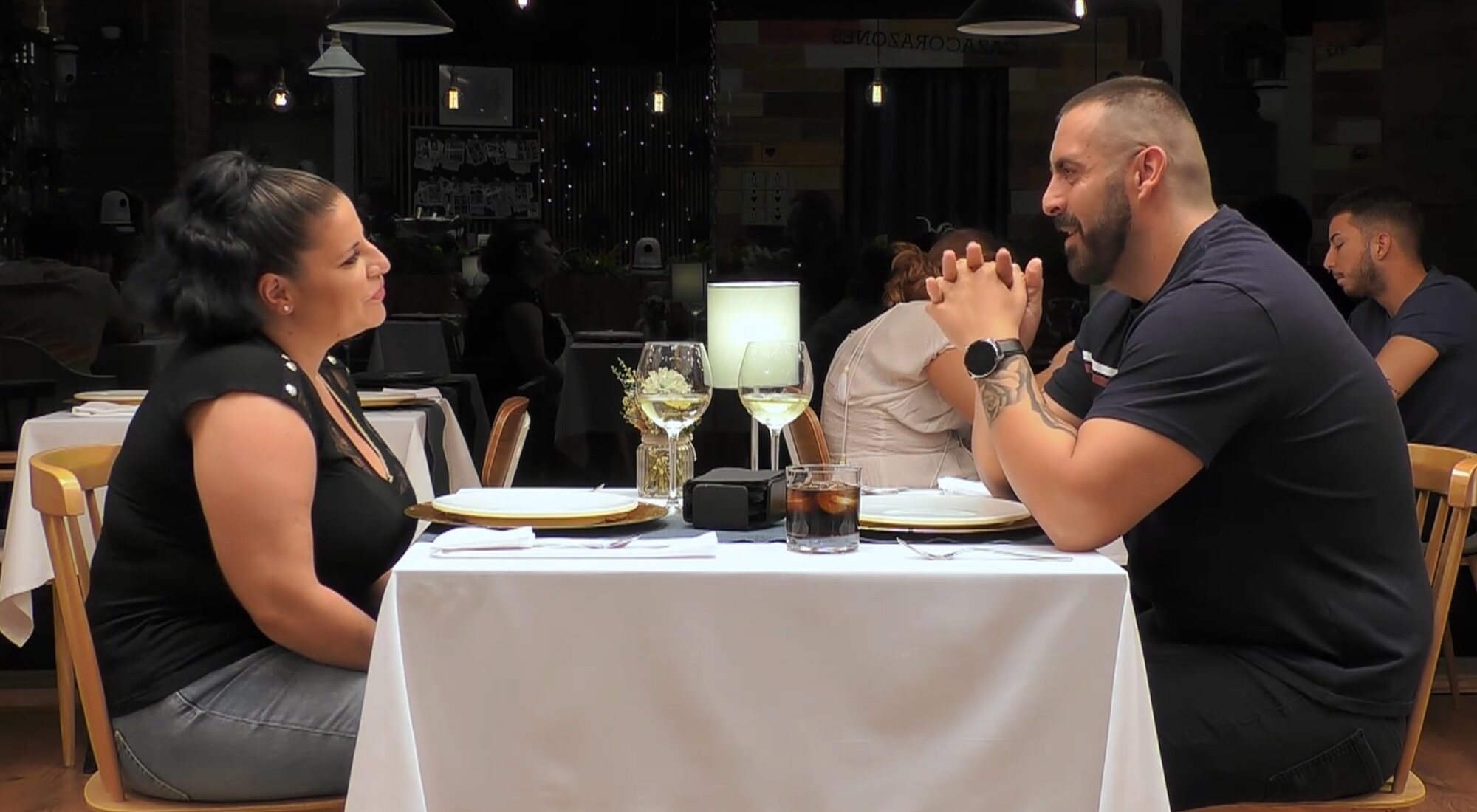 Patricia y Francisco en el restaurante de 'Fist Dates'
