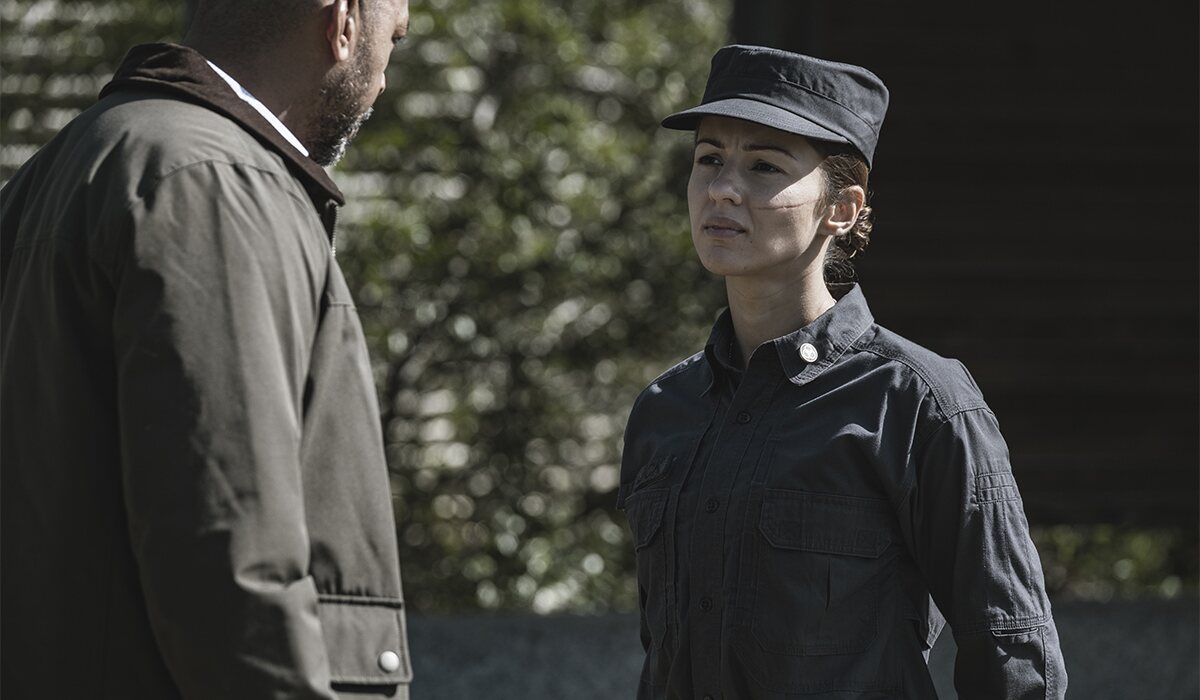 Huck conversa con Leo en el 2x03 de 'The Walking Dead: World Beyond'