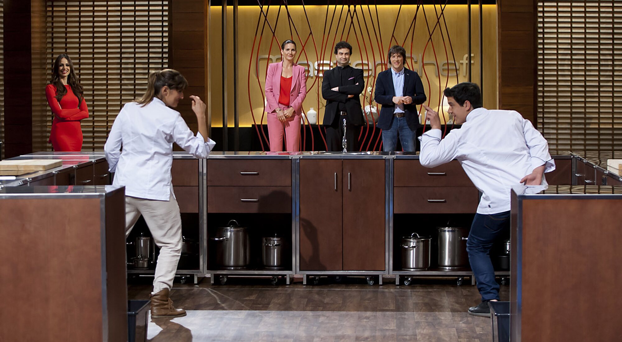 Eva y Juan Manuel, duelistas de la primera final de 'MasterChef', junto a los jueces