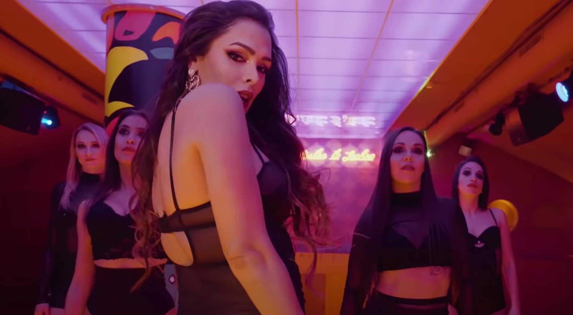 Amor Romeira en el videoclip de "Hasta Abajo"