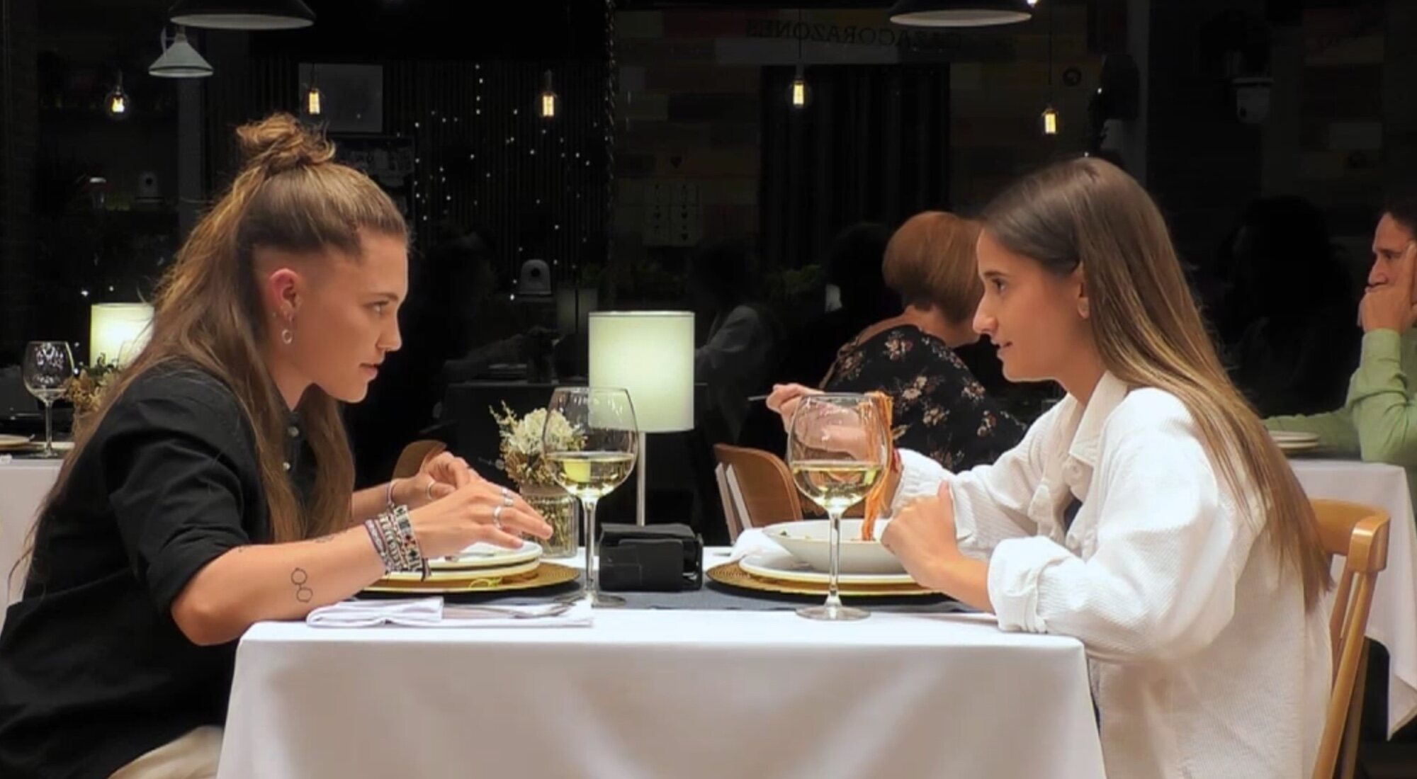 Silvia y Victoria, en el restaurante de 'First Dates'