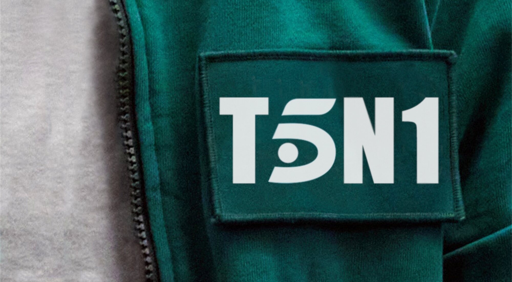 Uniforme de &#39;El juego del Calamar&#39;, con el logo de Telecinco