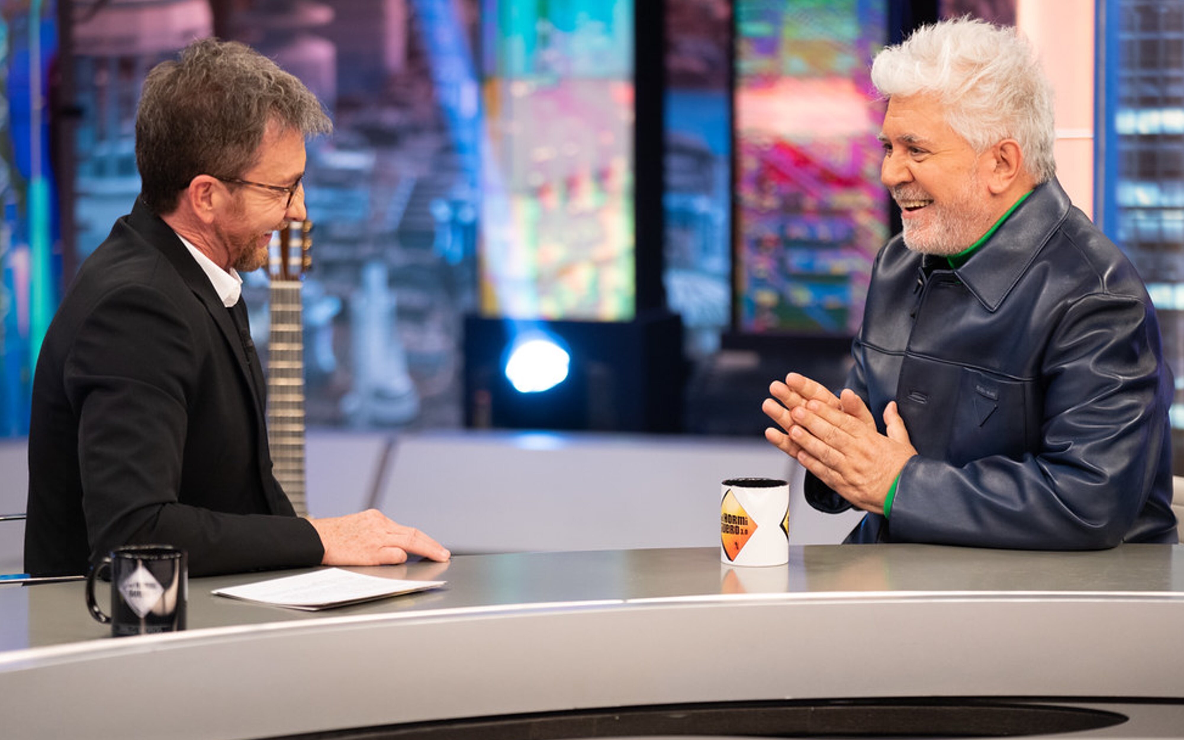 Pablo Motos y Pedro Almodóvar, en 'El hormiguero'