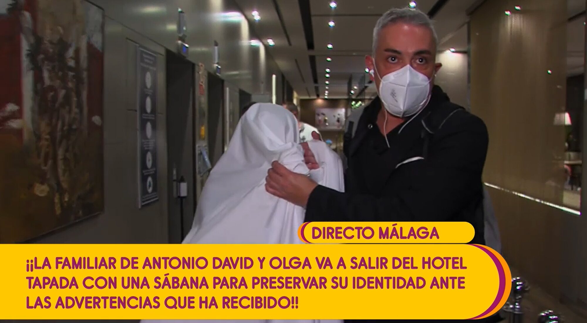 Kiko Hernández acompaña a su entrevistada en directo en 'Sálvame'