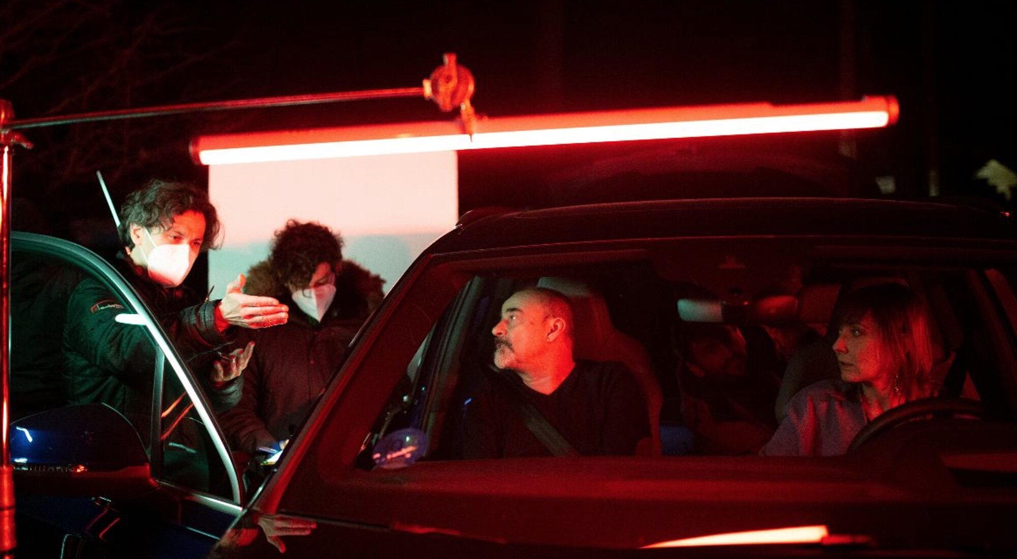 Rodrigo Cortés junto a Eduard Fernández y Nathalie Poza en 'La broma', de 'Historias para no dormir'