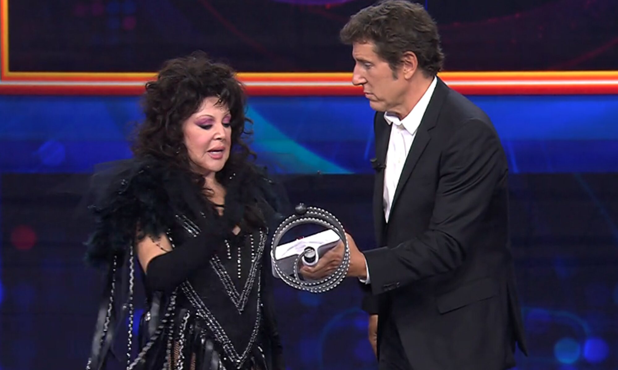 Loles León y Manel Fuentes, con el pulsador de 'TCMS 9'