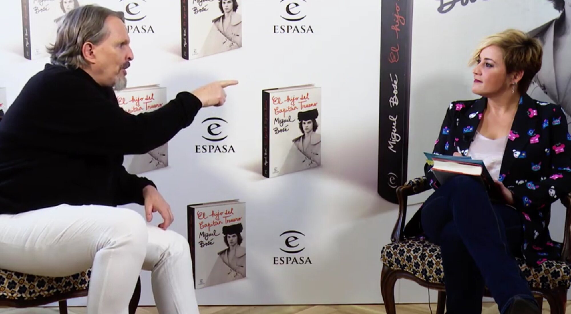 Miguel Bosé y Cristina Pardo durante su entrevista de 'Más vale tarde'
