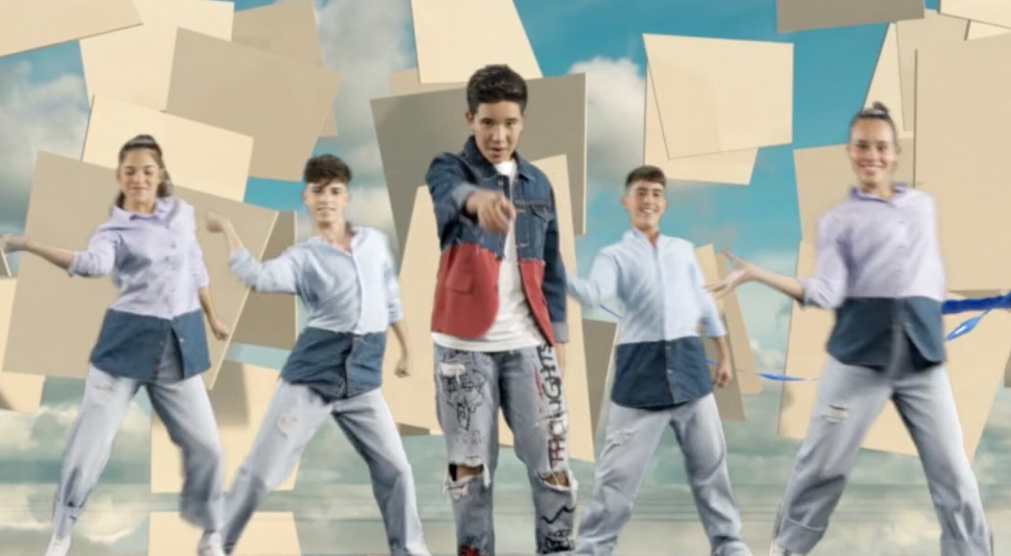 Levi Díaz junto al equipo de bailarines en el videoclip de "Reír"