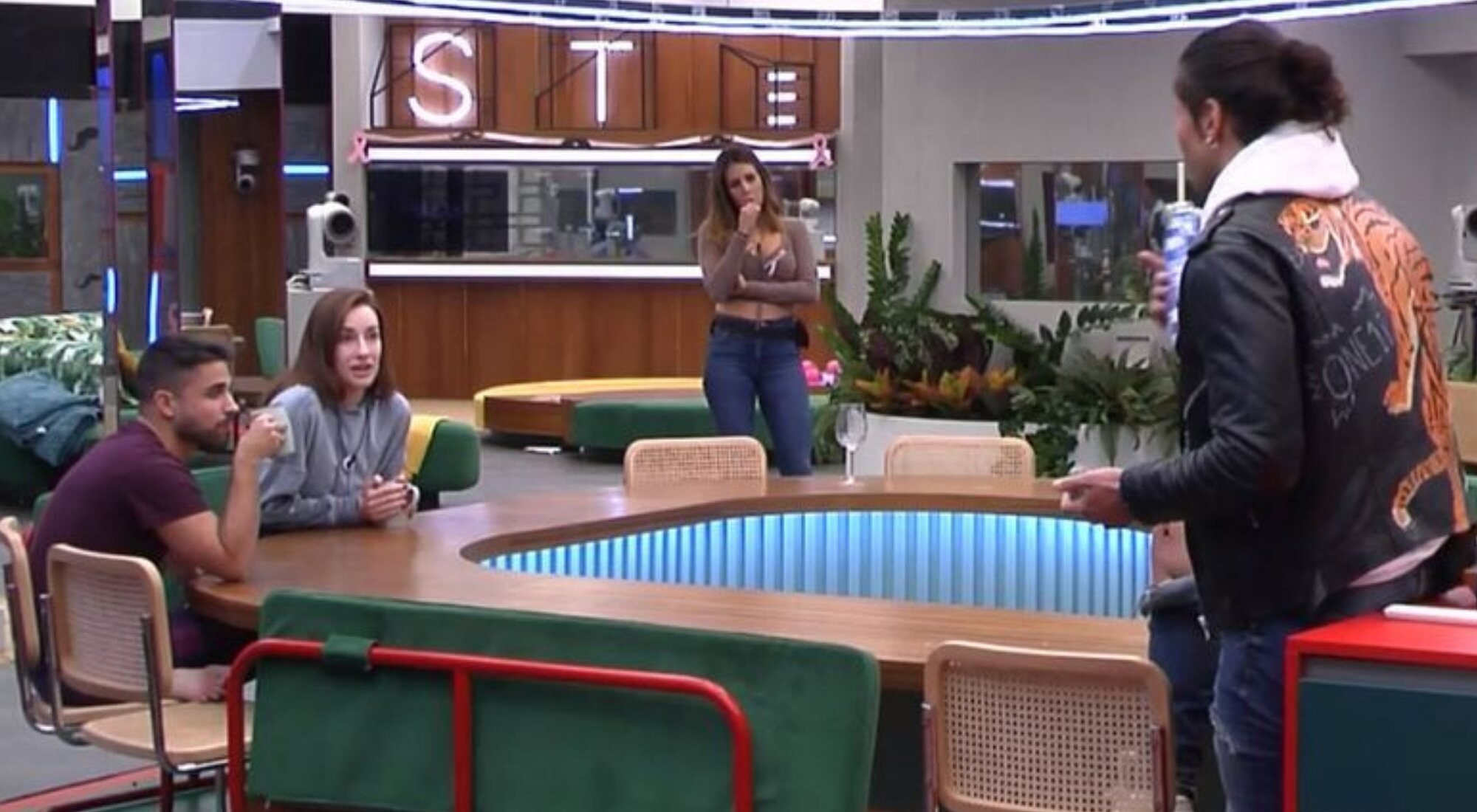 Miguel Frigenti, Adara Molinero, Cristina Porta y Luca Onestini, en 'Secret Story: La casa de los secretos'