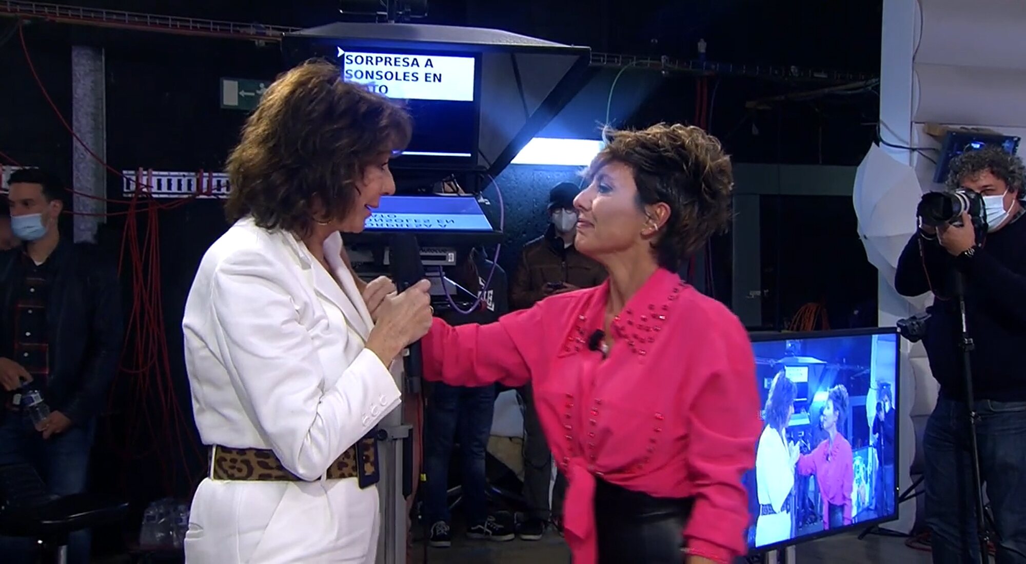 Ana Rosa Quintana charla con una emocionada Sonsoles Ónega en 'Ya son las ocho'