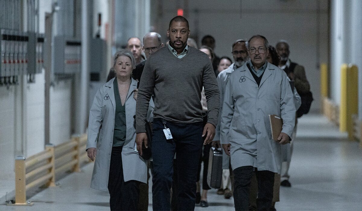 Leo huye con le resto de científicos en el 2x08 de 'The Walking Dead: World Beyond'