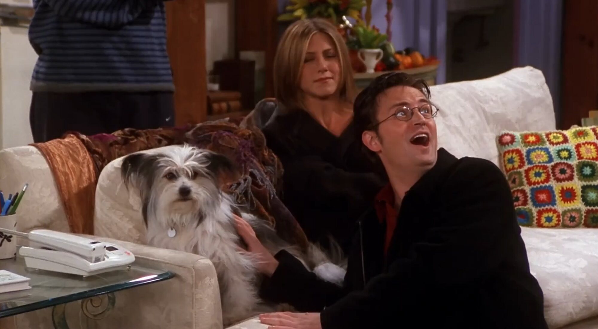 Chandler, aliviado al ver que el perro está bien en la séptima temporada de 'Friends'