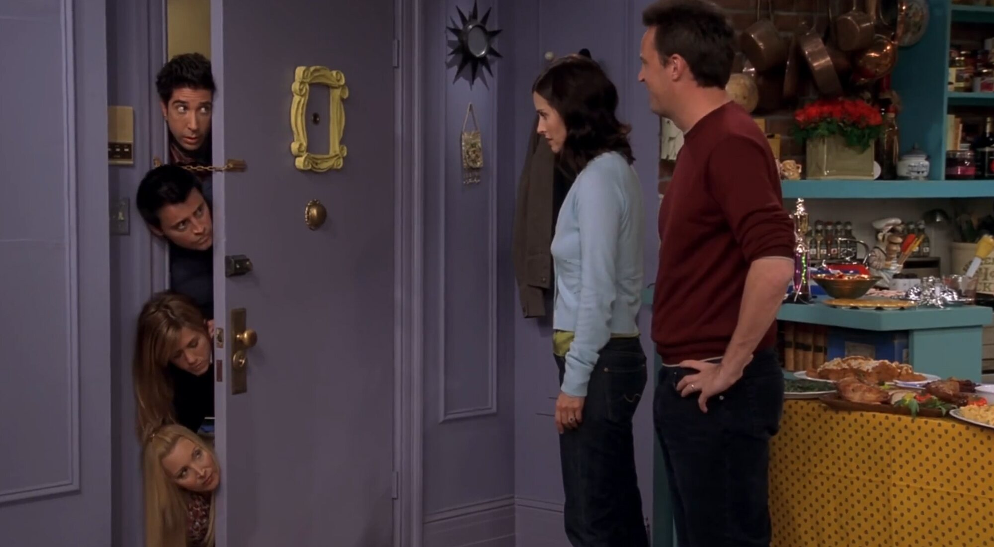 Ross, Joey, Rachel y Phoebe suplican para poder entrar en el piso de Monica y Chandler en 'Friends'