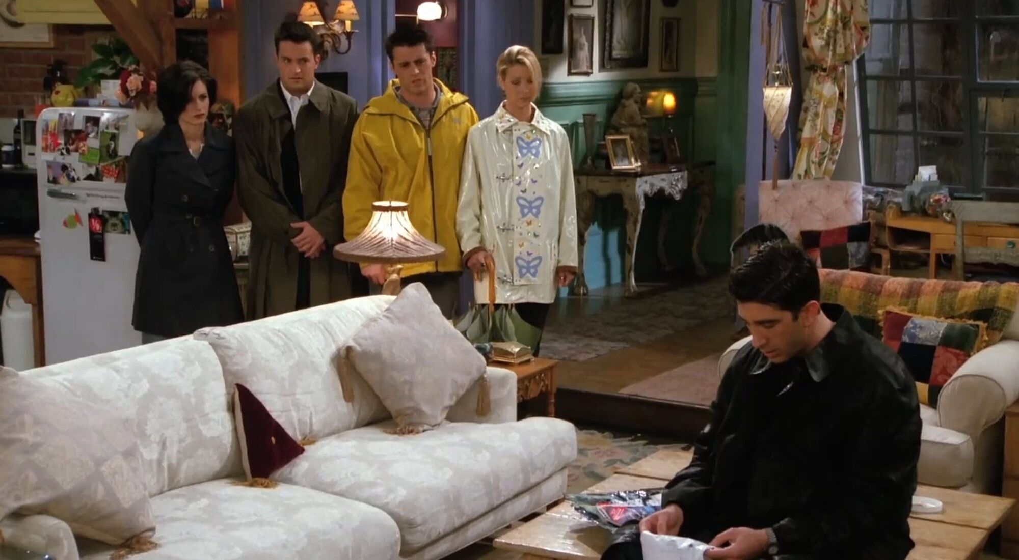 Ross, acompañado por sus amigos tras discutir con Rachel en 'Friends'