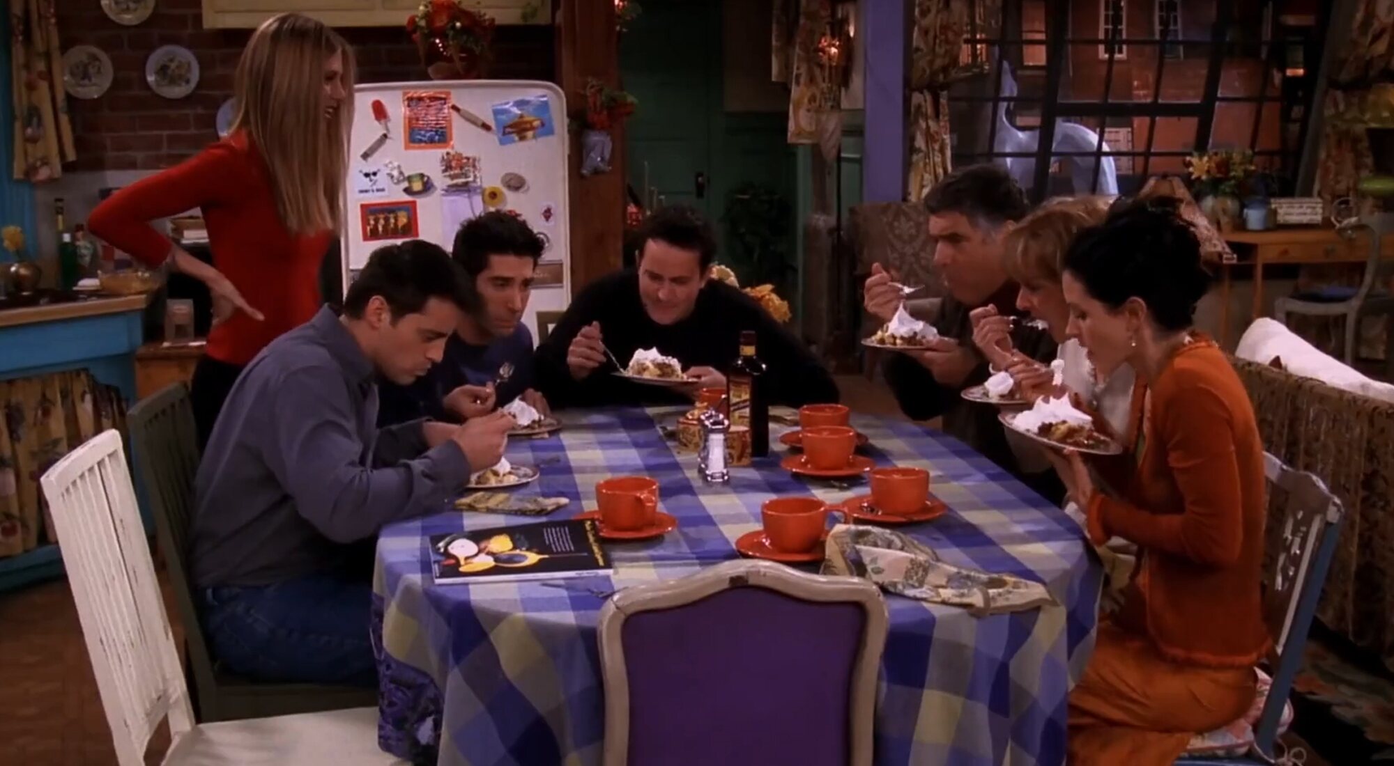 Los protagonistas de 'Friends' y sus invitados tratan de comer el desastroso plato de Rachel