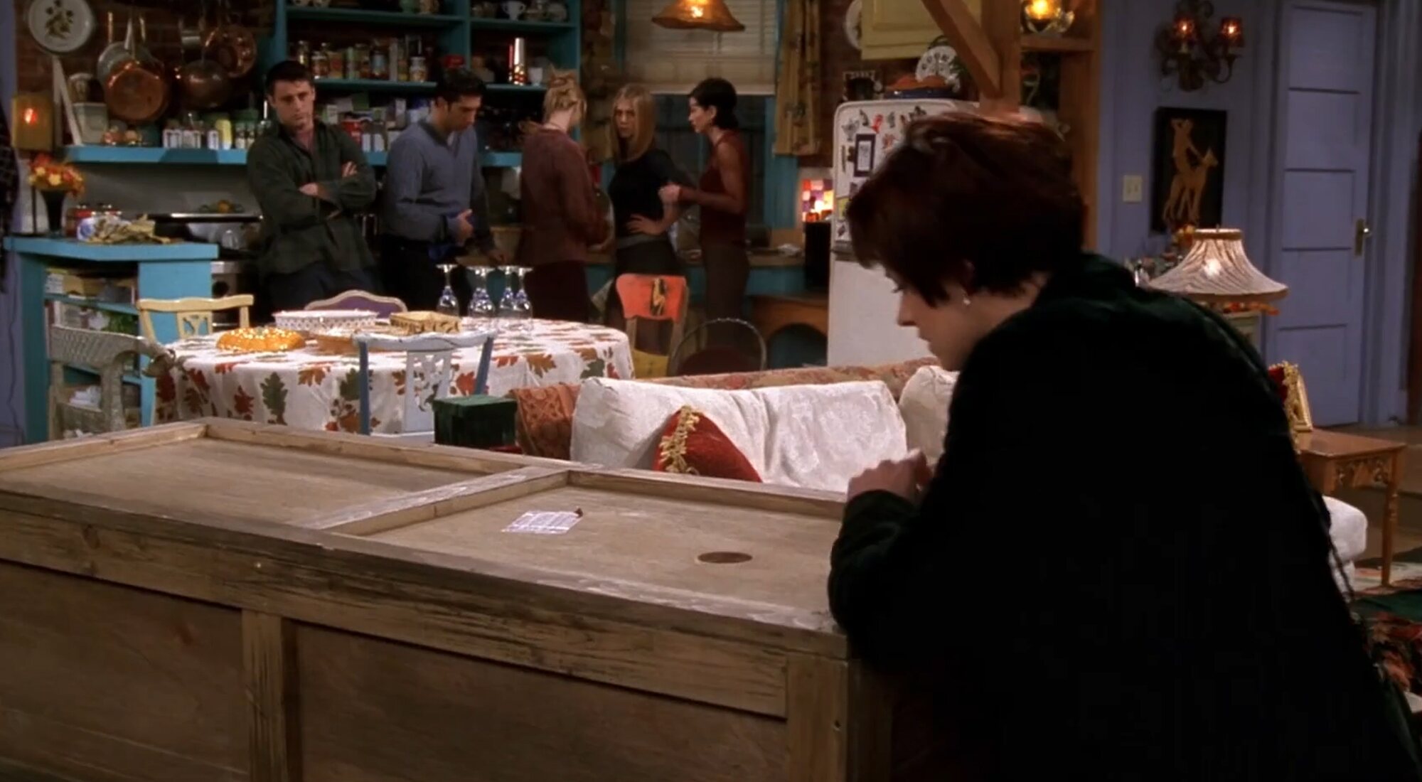 Chandler, metido en una caja, escucha las palabras de Kathy en 'Friends'
