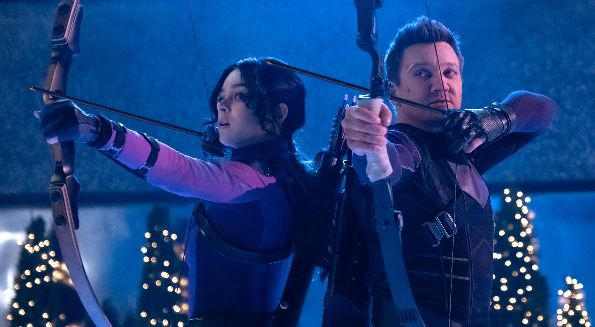 Hailee Steinfeld y Jeremy Renner en 'Ojo de Halcón'