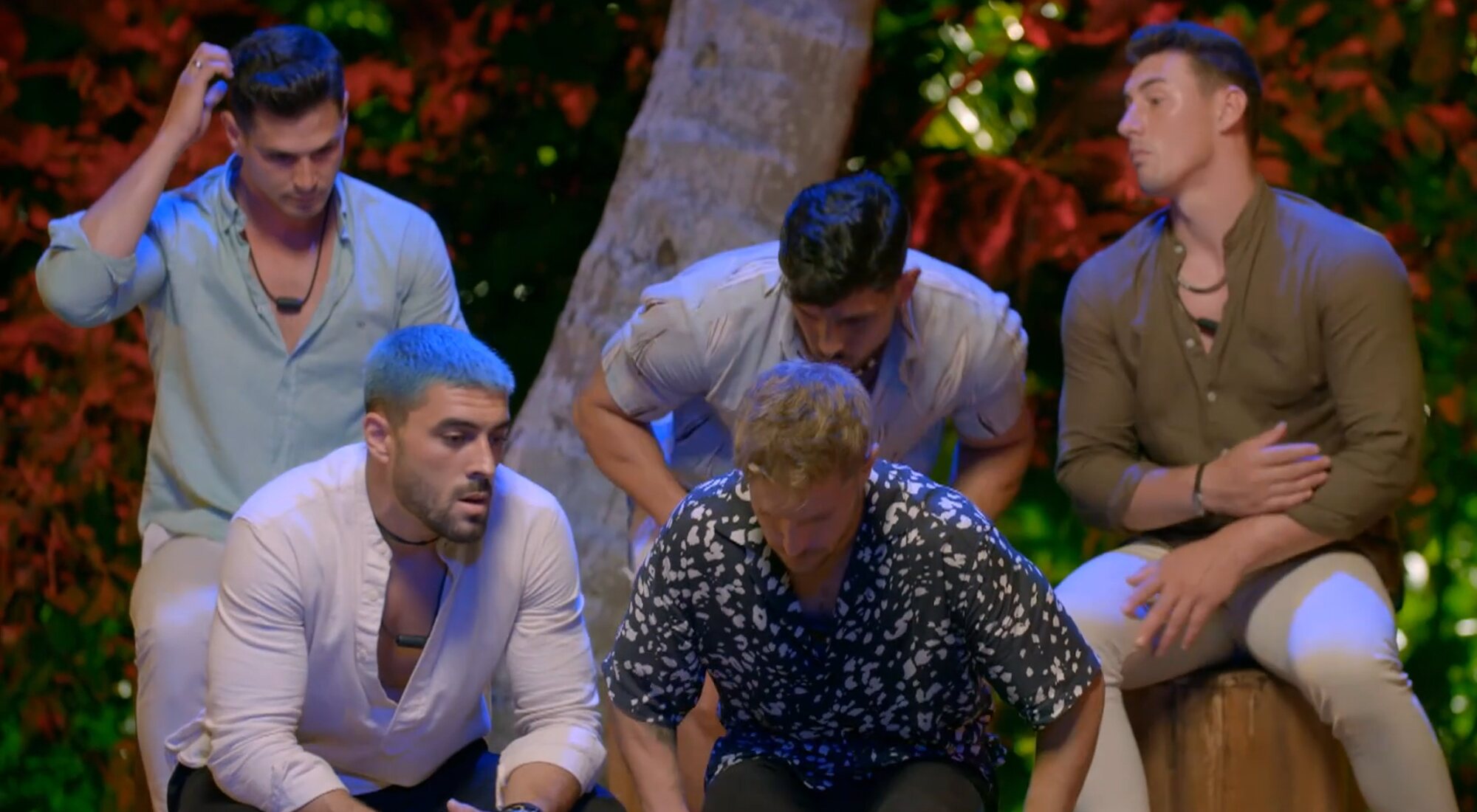 Alejandro y Josué, perplejos junto a sus compañeros en &#39;La isla de las tentaciones&#39;