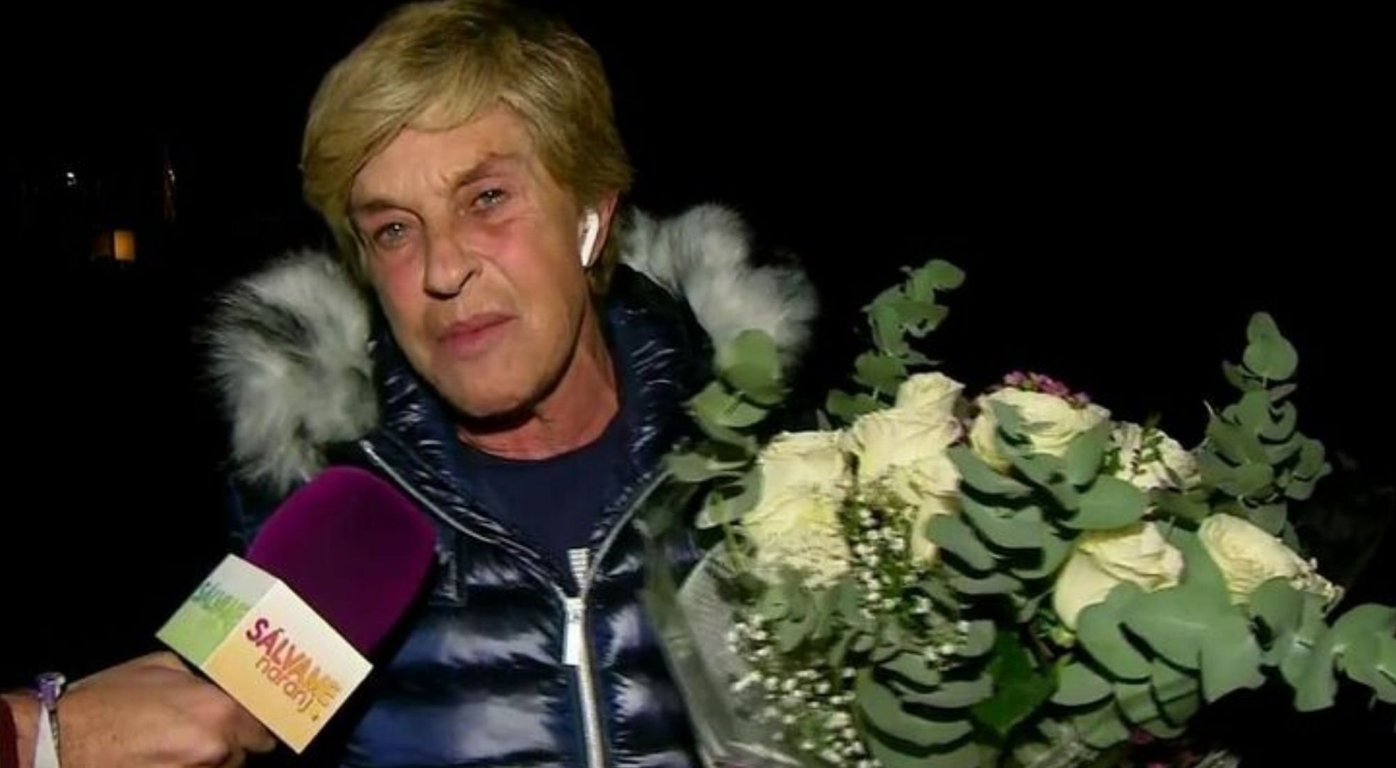 Chelo García-Cortés recibe un ramo de flores