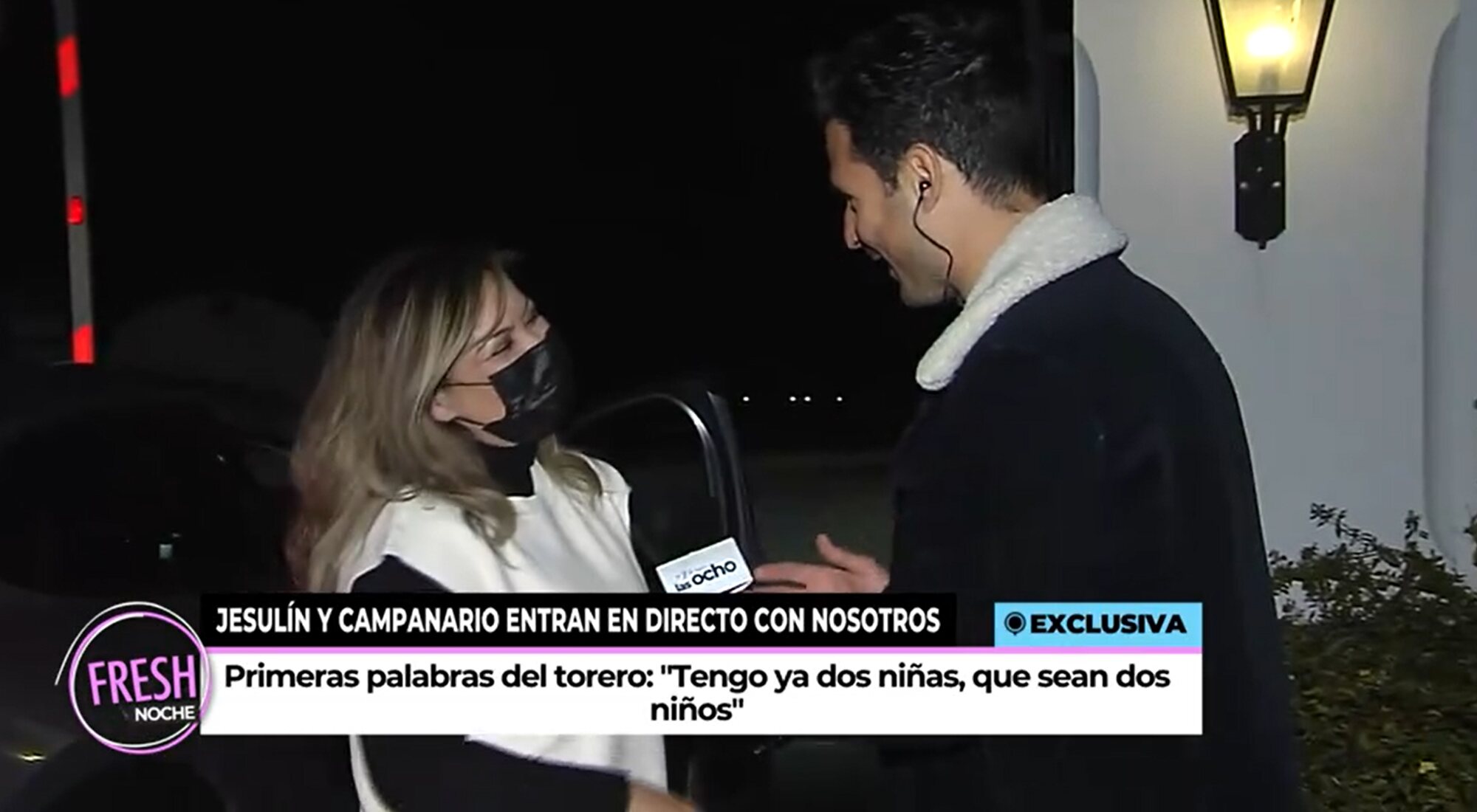 María José Campanario habla con un reportero de 'Ya son las ocho'
