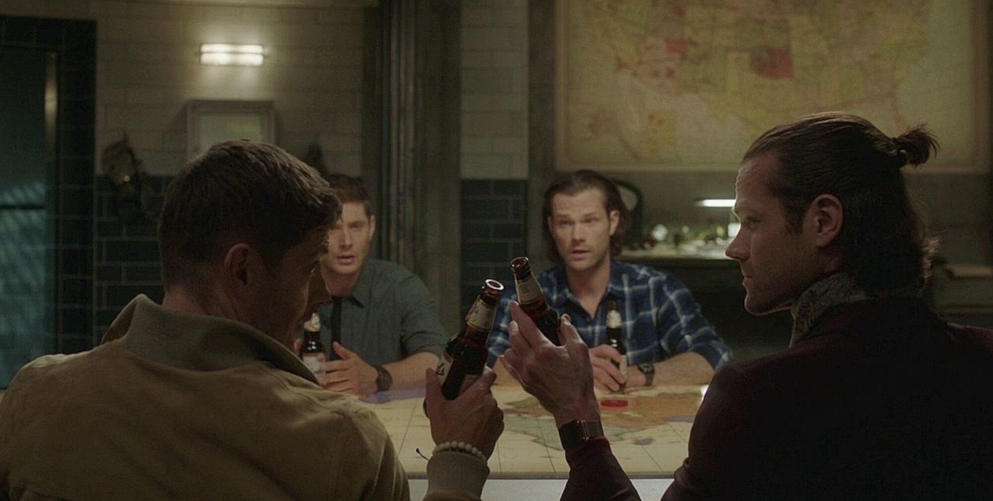 Sam y Dean Winchester toman algo con sus versiones de otro mundo en 'Sobrenatural'
