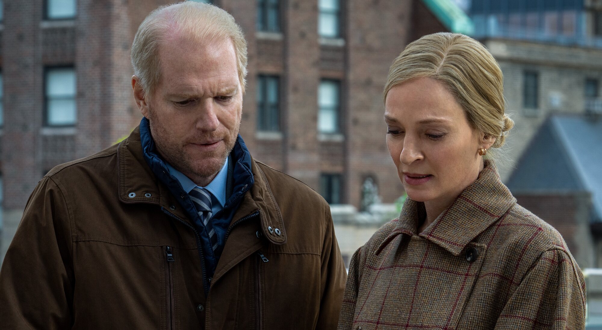 Noah Emmerich y Uma Thurman en 'Sospechosos'