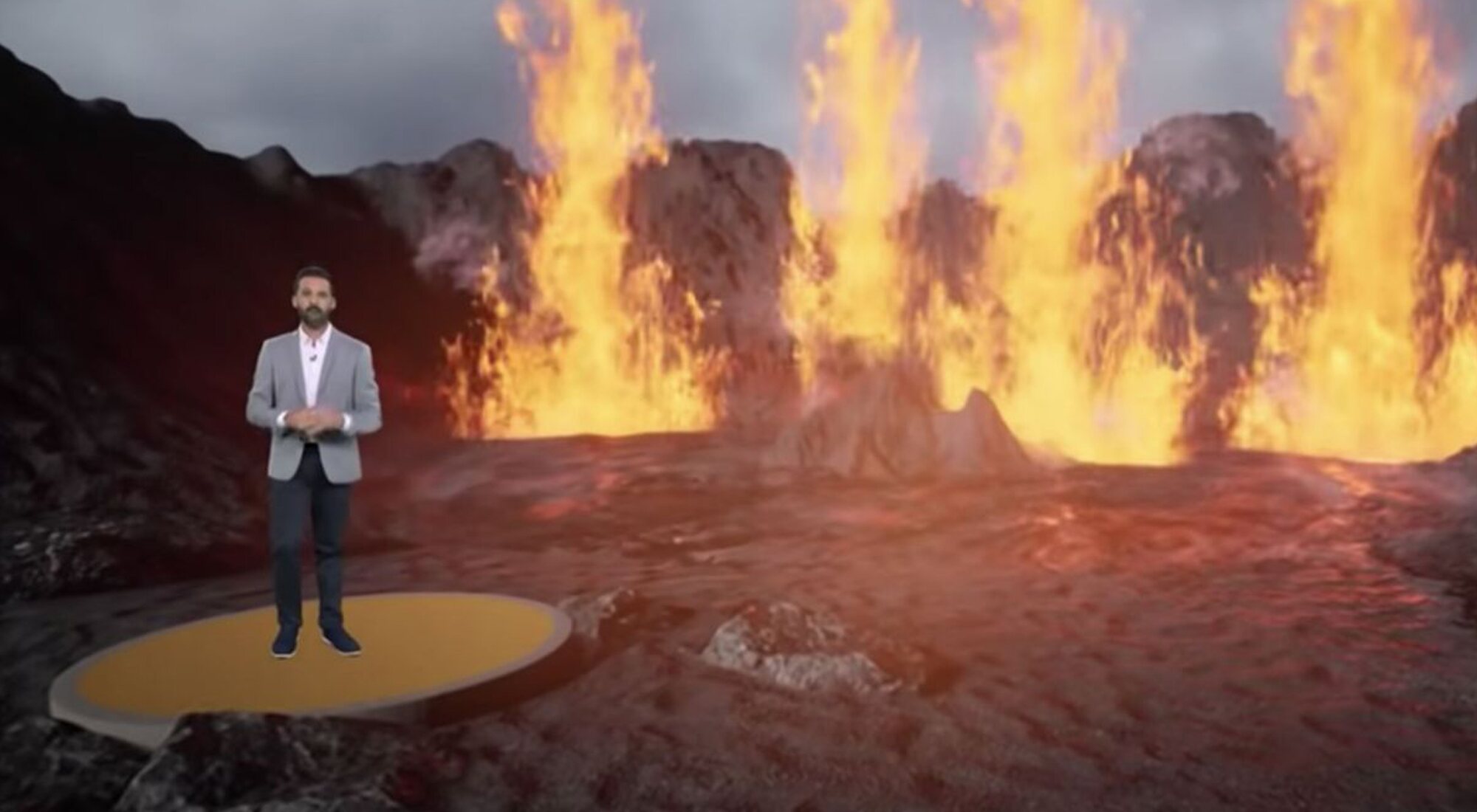 El presentador de 'Una hora menos', Victorio Pérez, con una muestra del volcán en realidad virtual