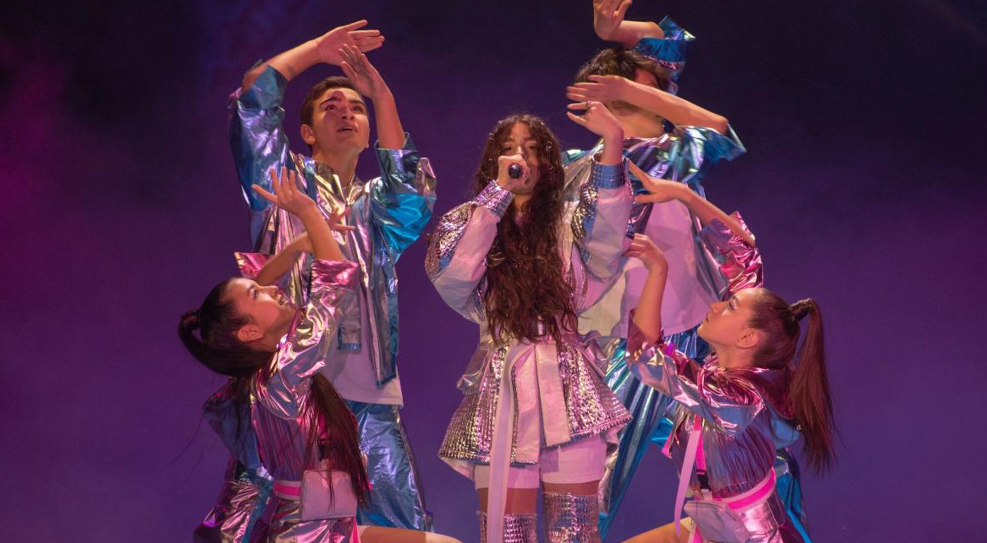 Maléna y sus compañeros durante su actuación en Eurovisión Junior 2021