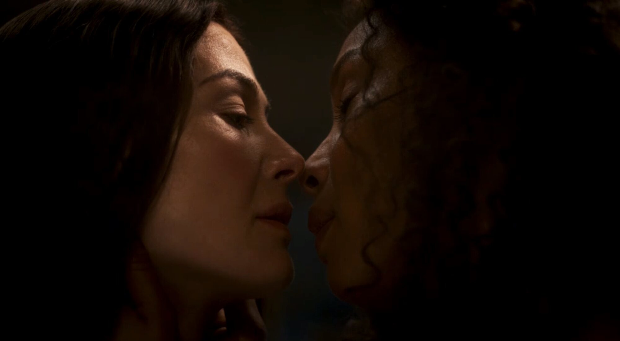 Rosamund Pike y Sophie Okonedo, a punto de besarse