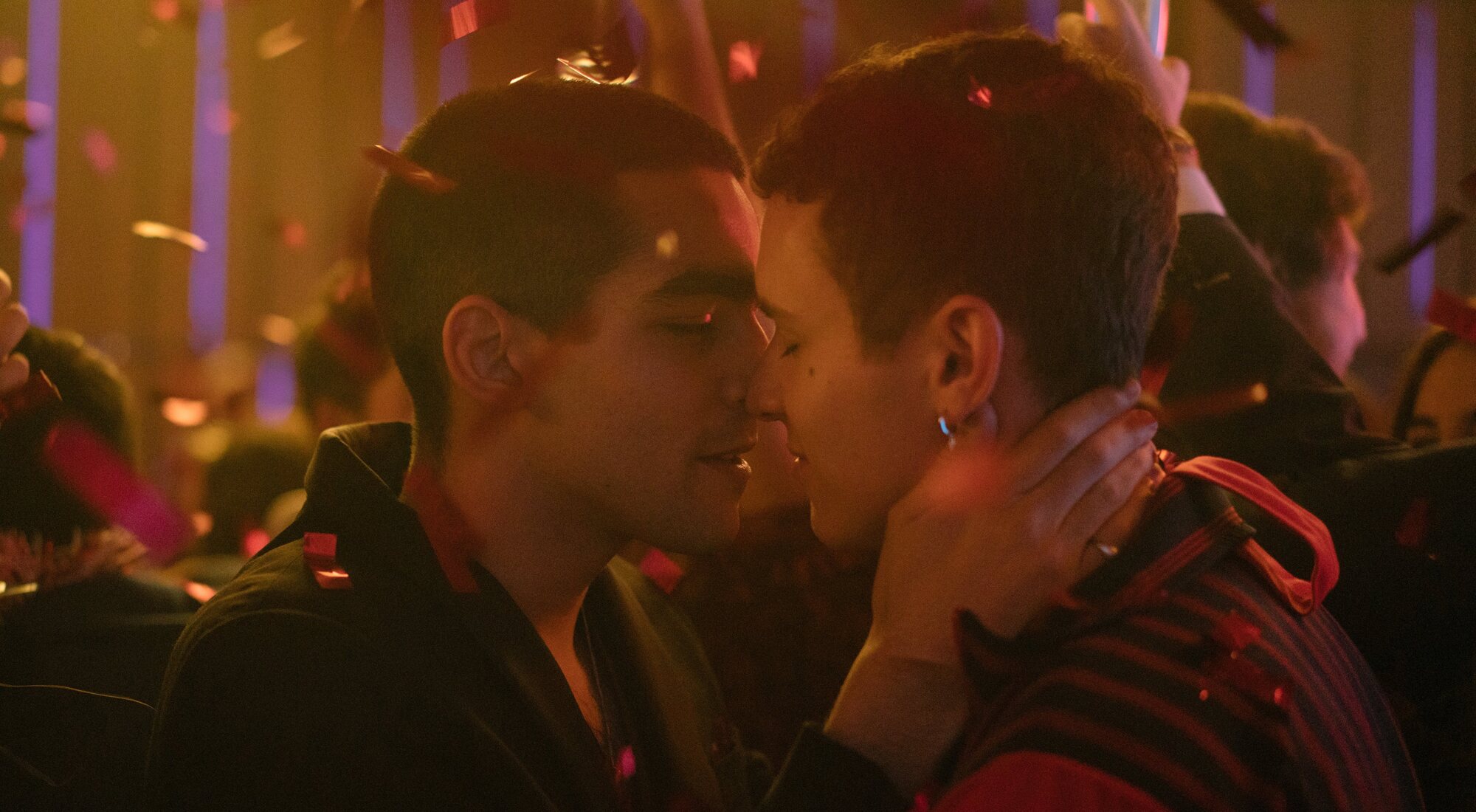 Omar y Ander se besan en una fiesta de Año Nuevo en 'Élite'