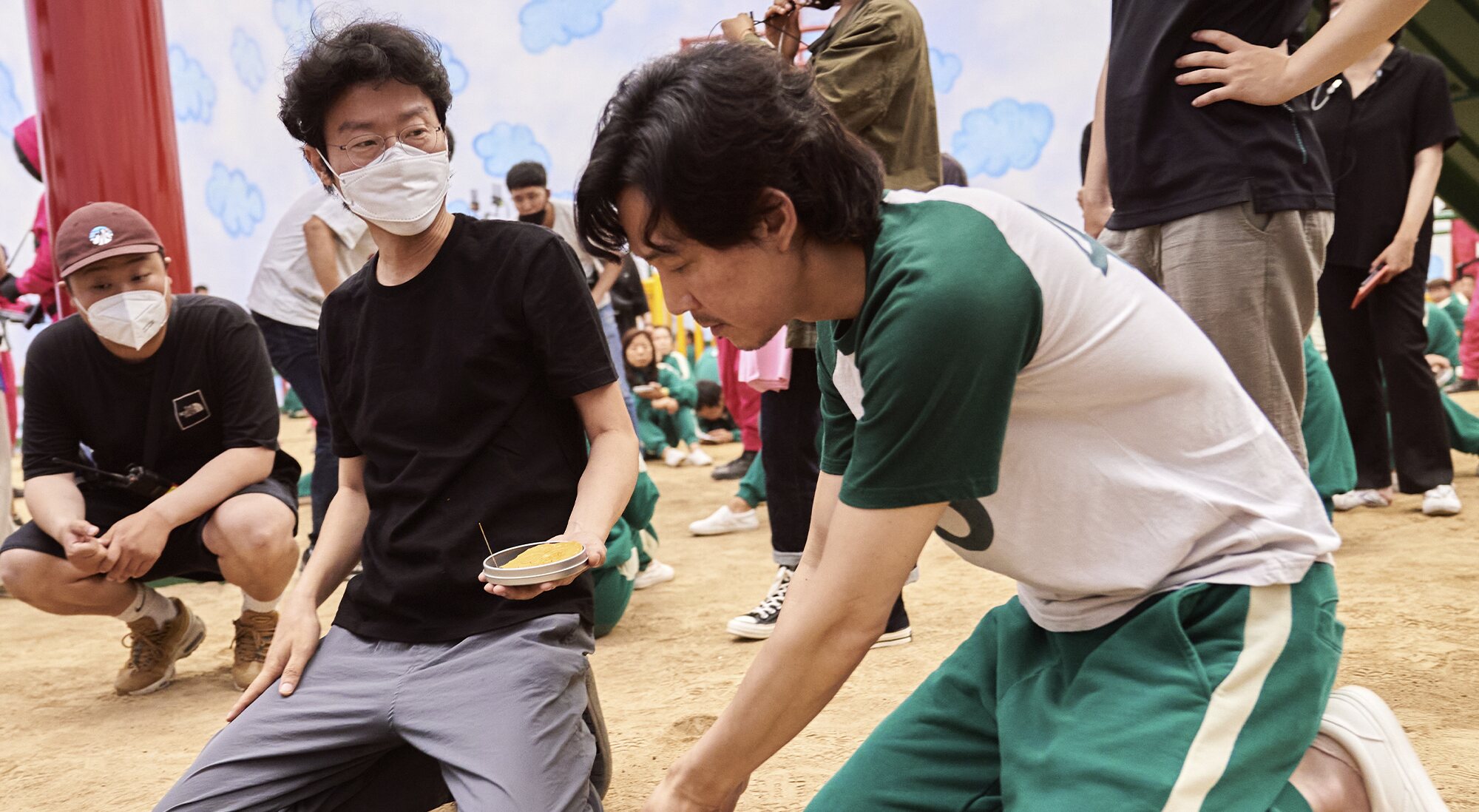 Hwang Dong-hyuk y Lee Jung-jae en el set de 'El juego del calamar'